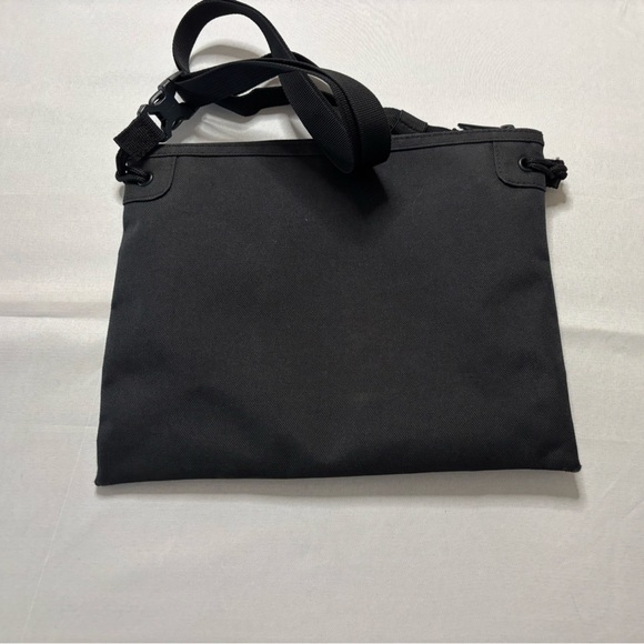 Herschel’s Crossbody Bag | Black | 11 in. X 9 in. - Picture 4 of 7